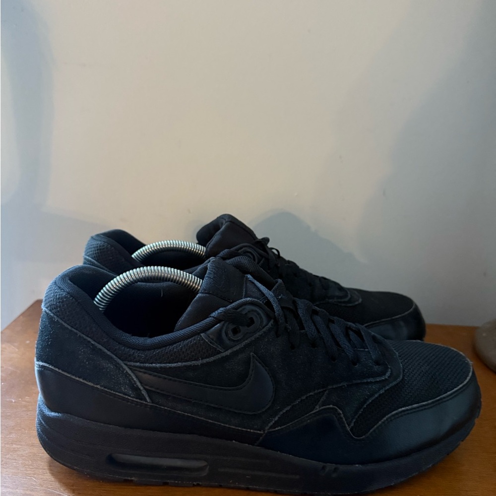 Nike Air Max 1 Essential Triple Black Size 11.5 Mens Running Trainer 537383-020